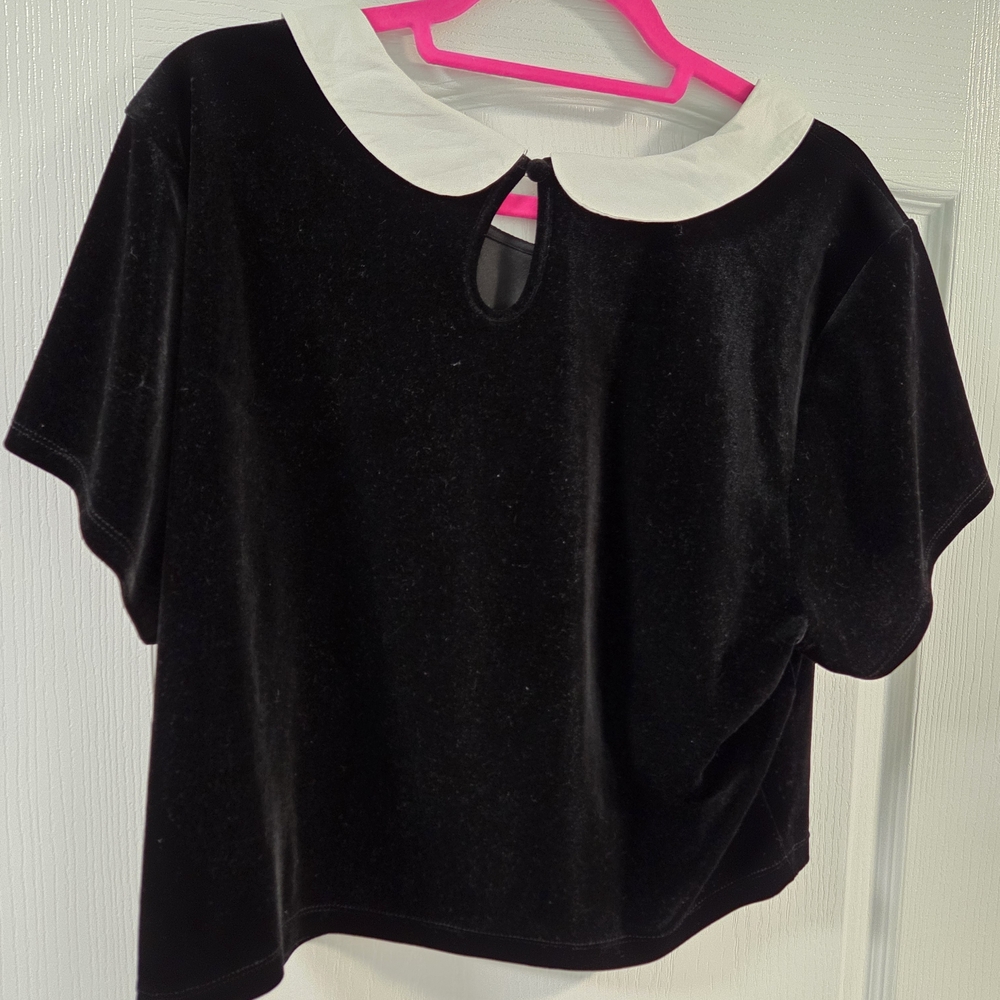 Hot Topic Velvet Cropped Top With White Collar- "Wednesday"- Size 3x - Picture 4 of 7